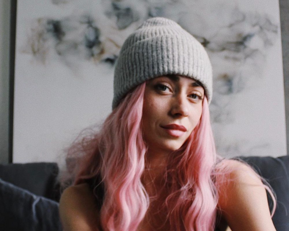 Meli Mour vor ihrem selbst gemalten Bild